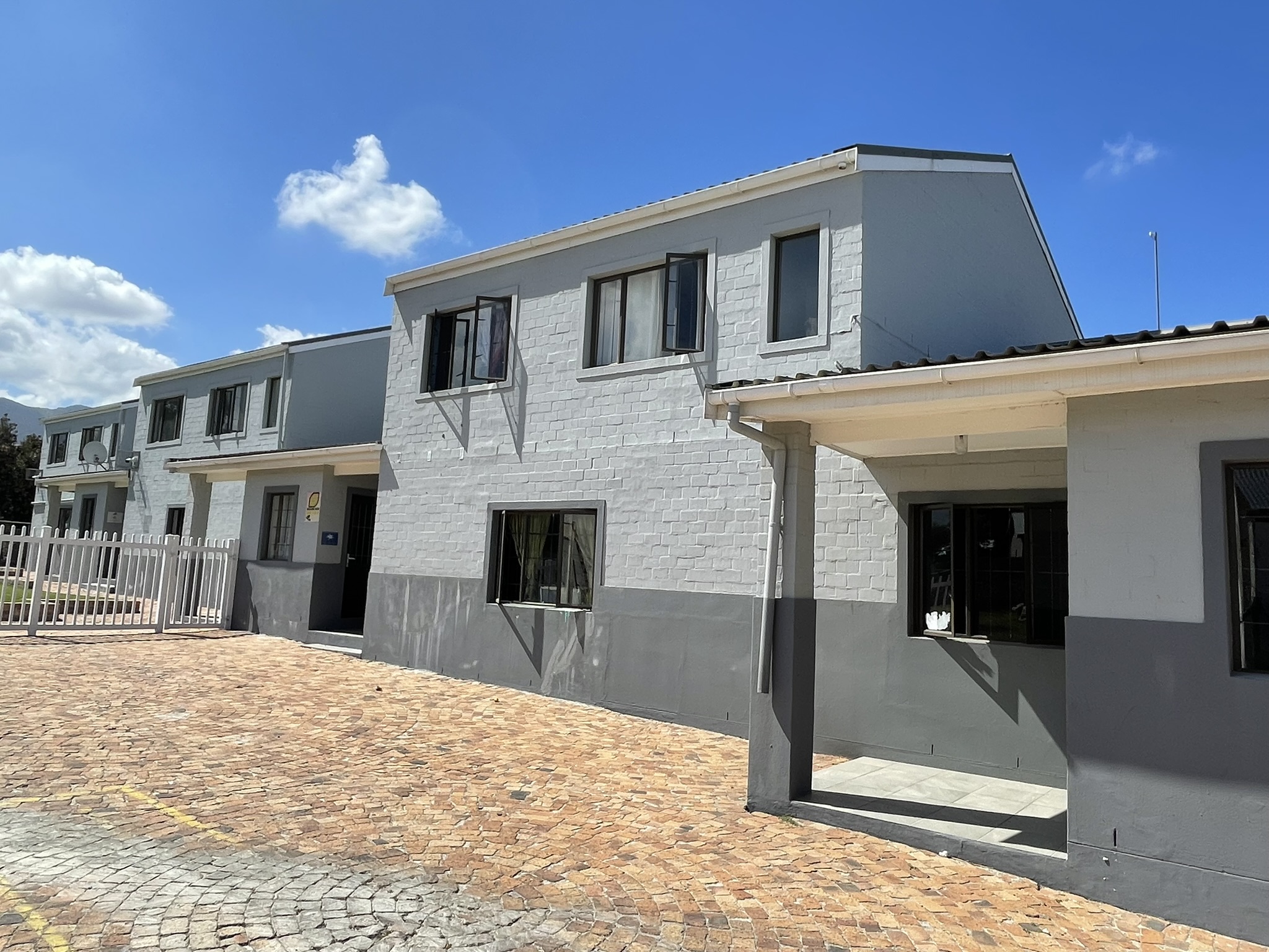 Ein Bild eines Gebäudes des Kinderdorfs von aussen.