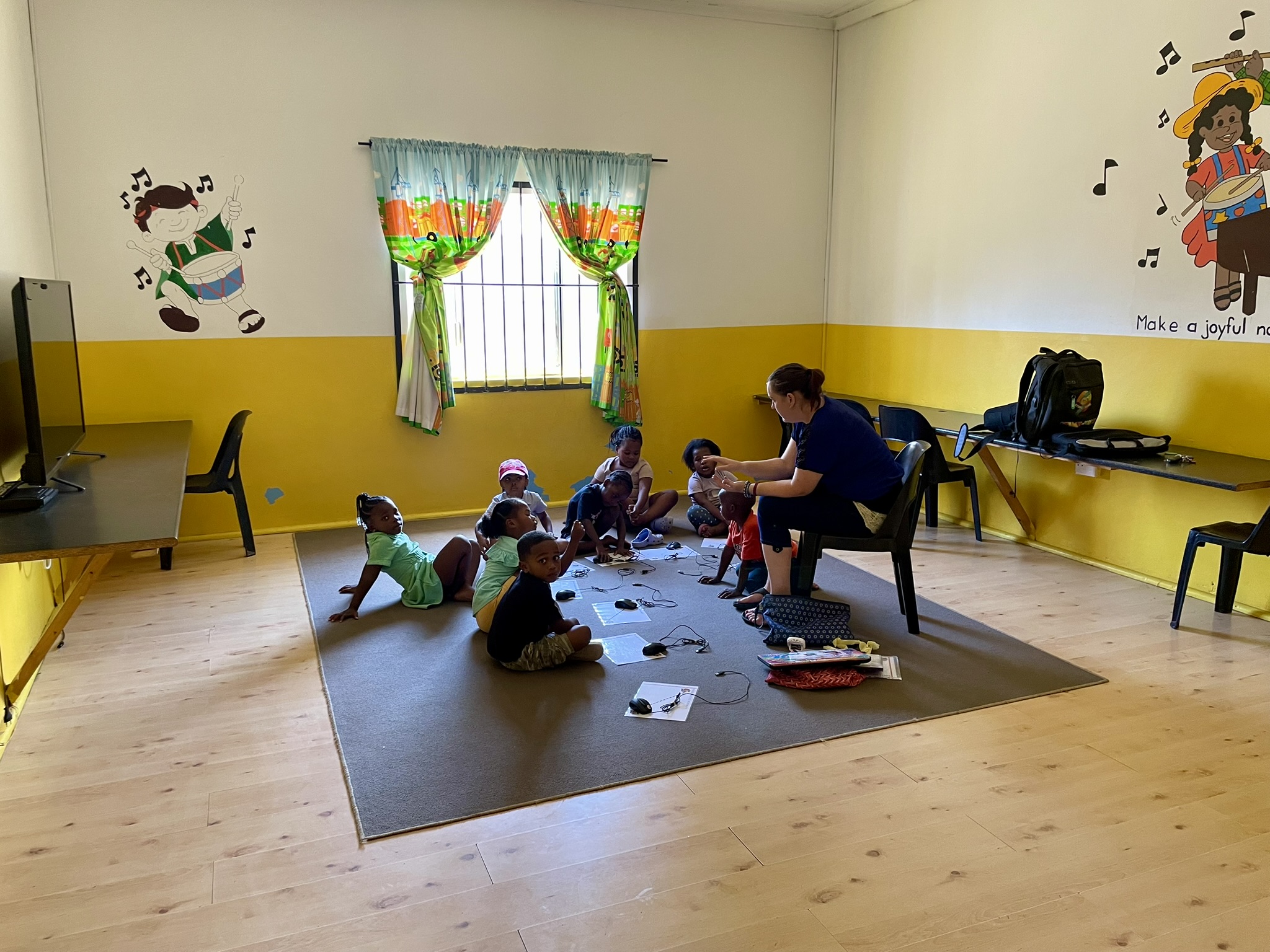 Vorschulkinder mit der Lehrerin am lernen.